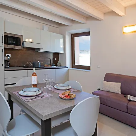 Residenza G&j - Regarda Travel Apartment